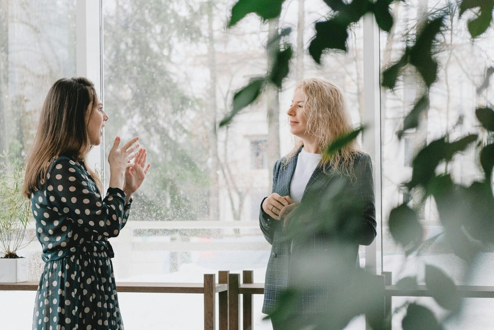 Dos amigas o compañeras conversando