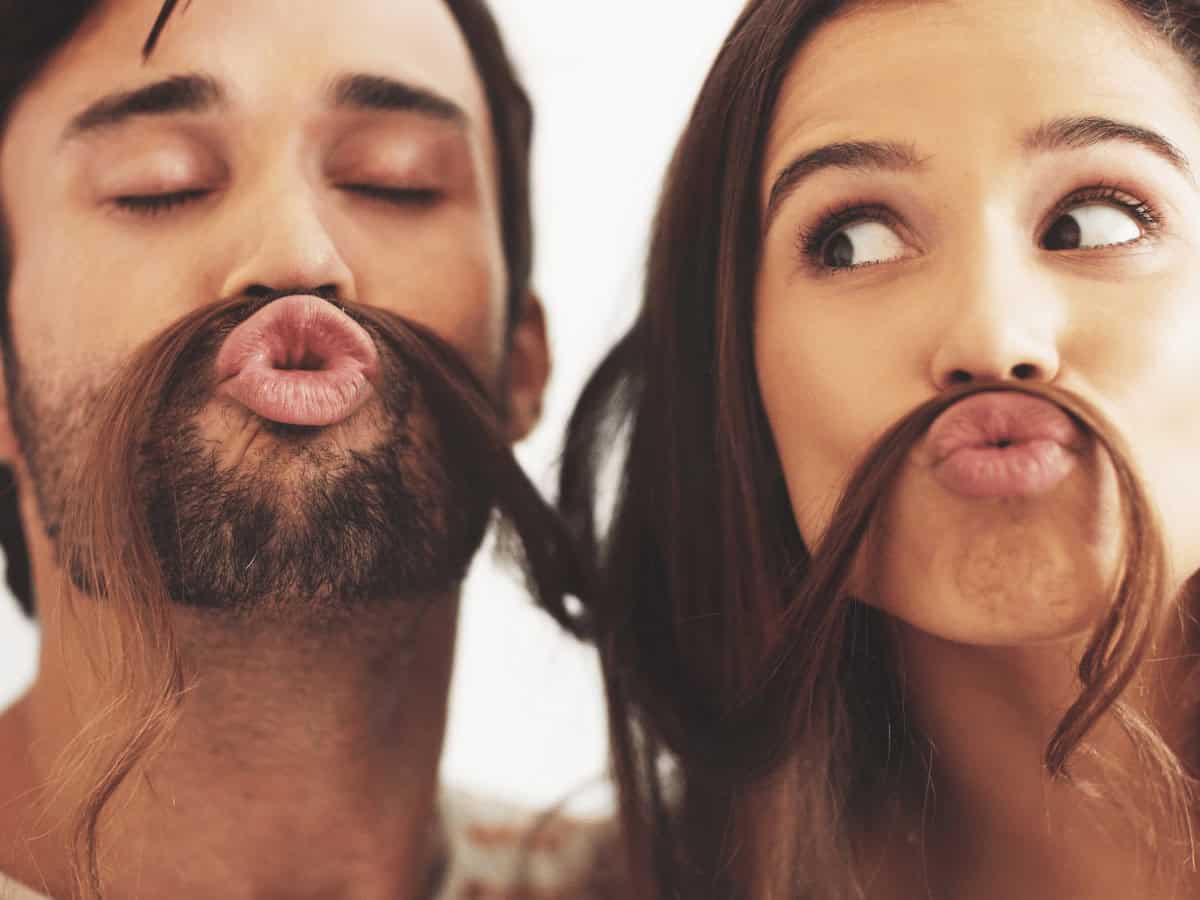 Mujer que por exceso de empatía se calla o dice lo que dice su interlocutor.