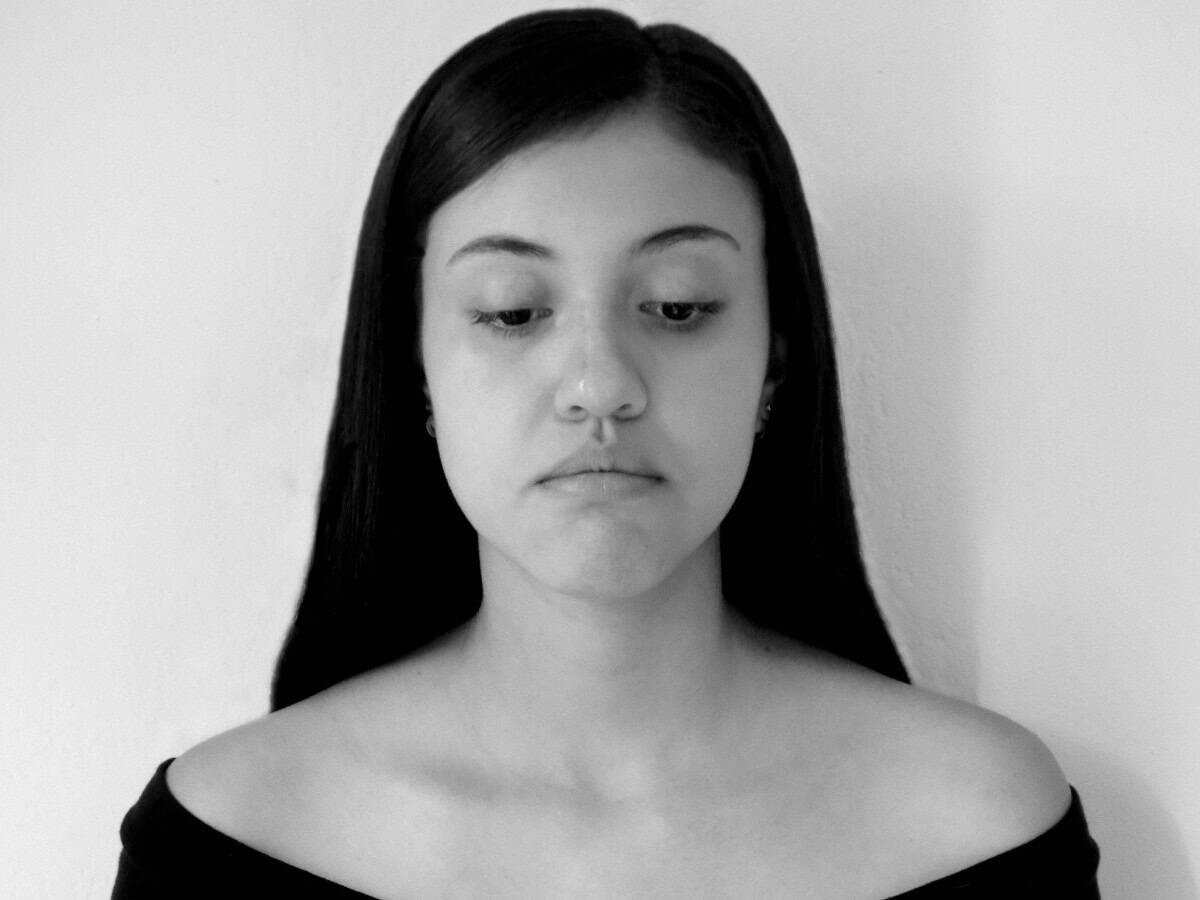 Mujer con un pensamiento dañino que puede cambiar si detecta la emoción